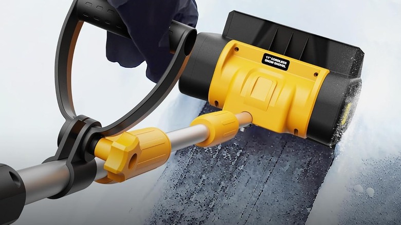 Amazon'da bulunan sarı Houselife kar küreği karı temizlemek için kullanılıyor