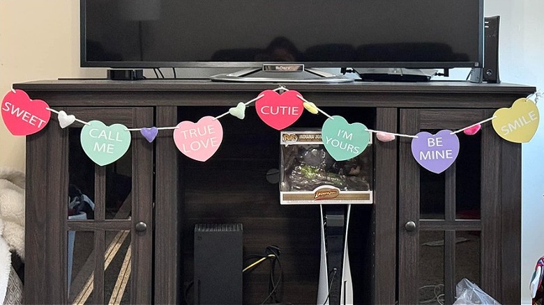 Aldi'nin tatlı sözlerle dolu şeker kalp çelengi