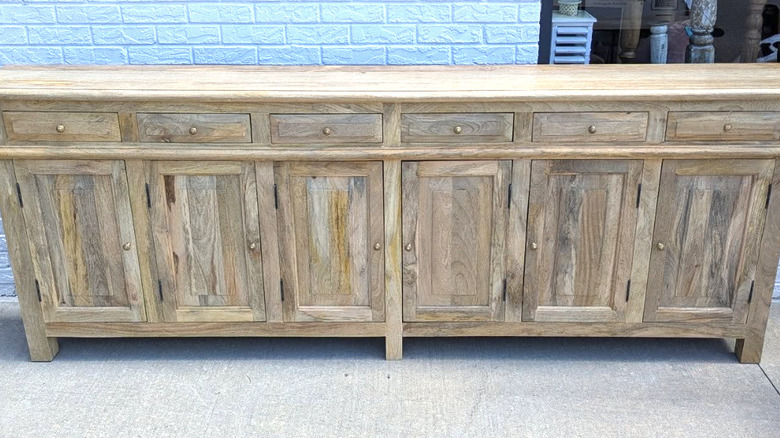 Mango ağacından yapılmış özel mutfak dolapları serisi