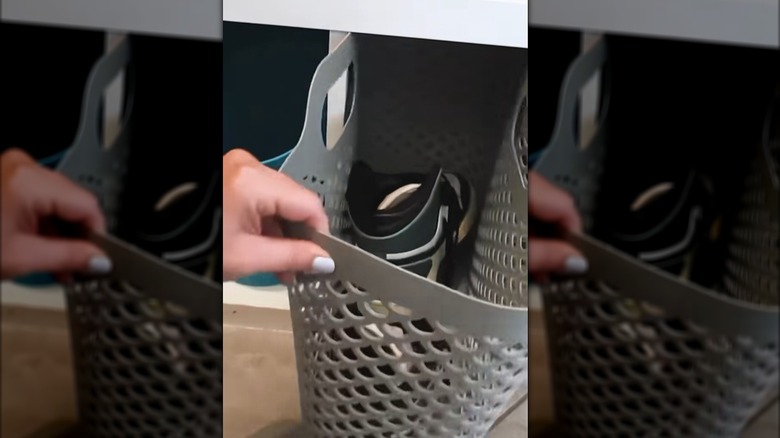 plastik dolar ağacı çantasındaki ayakkabılar