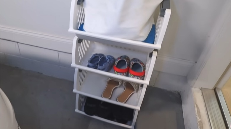 Garajda ayakkabı tutan dolar ağacından istiflenebilir kaplar