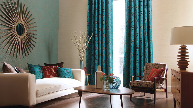 kırmızı ve turkuaz oturma odası