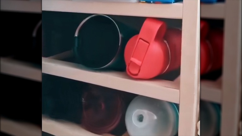 IKEA HUTTEN şarap rafında saklanan su şişelerinin yakın çekimi