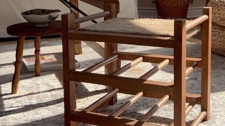 IKEA HUTTEN şarap rafının yakından görünümü tabureye dönüştürüldü