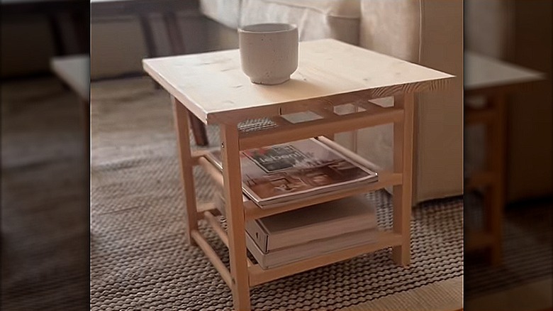 Yan sehpaya yerleştirilmiş IKEA HUTTEN şarap rafının yakından görünümü