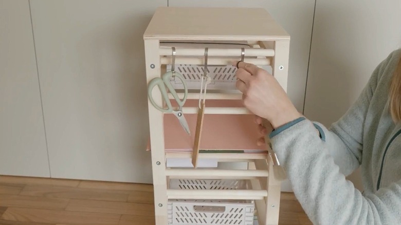 Ofis organizatörü olarak kullanılan IKEA HUTTEN şarap rafının yakından görünümü