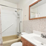 Duş Perdelerine Elveda Deyin: Bunun yerine Ahır Tarzı Cam Kapıyı Deneyin