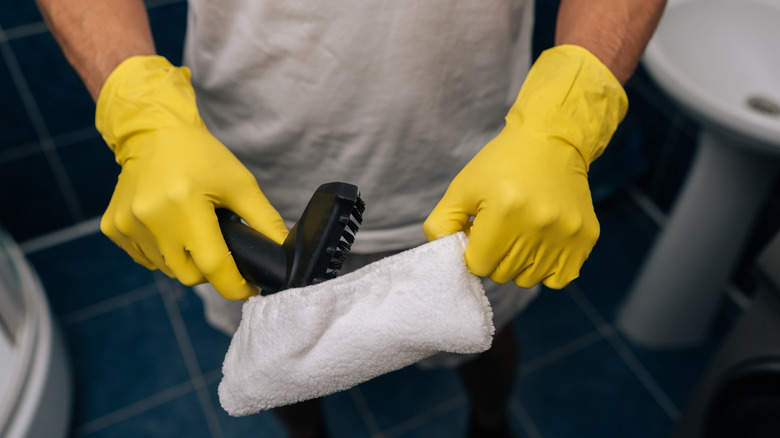 mikrofiber bez aparatını çeşitli boyutlardaki diğer mikrofiber bez aparatlarının üzerinde tutan kişi