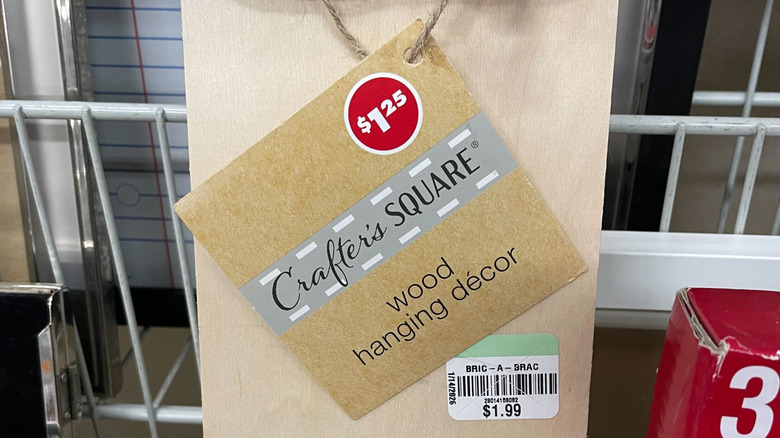 Dolar Ağacı fiyat etiketinin yanında Şerefiye fiyat etiketi