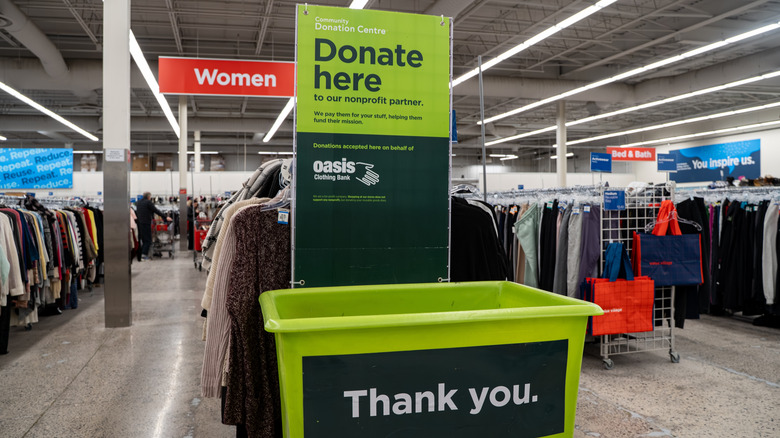 bir ikinci el mağazasının içindeki bağış kutusu