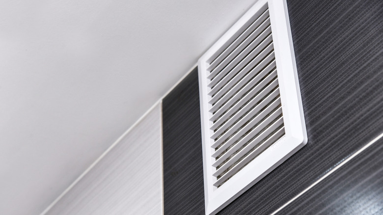 Banyoda duvar havalandırma sistemi.