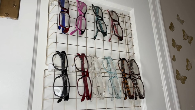 Duvarda tel tepsi güneş gözlüğü tutucusu