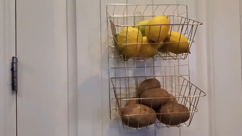 Tel tepsi tutucusunda limon ve patates