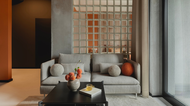 cam tuğla bölme duvarlı modern ev