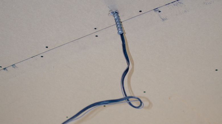 Tavandaki delikten dışarı çıkan kablolar