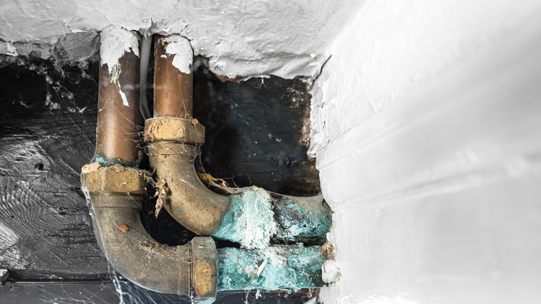 Korozyona uğramış bakır sıhhi tesisat