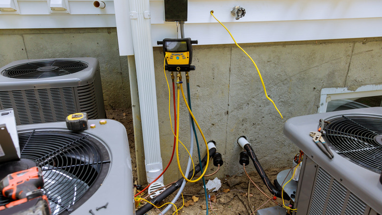 HVAC sistemini tamir eden teknisyen