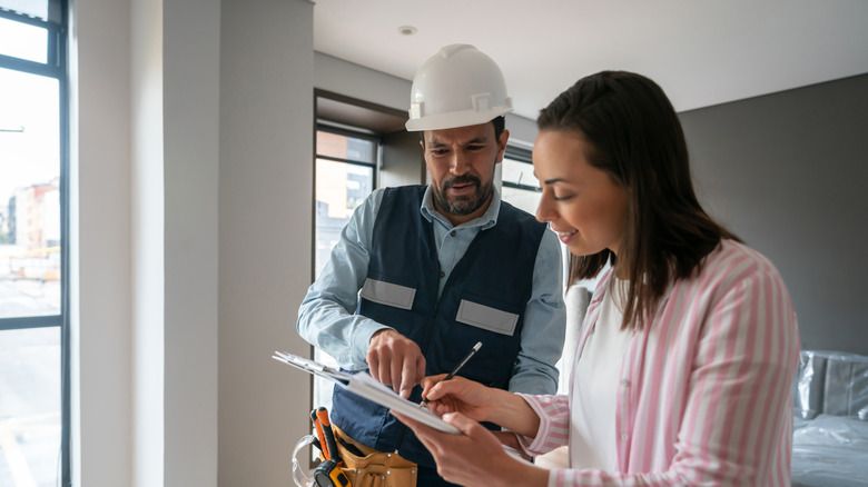 Ev sahibi müteahhitle evrak işleri hakkında konuşuyor