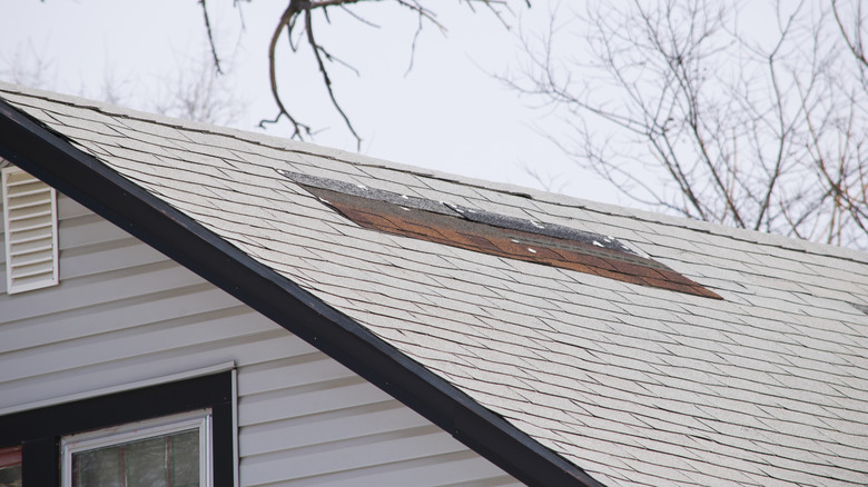 Çatıda eksik ve hasarlı zona