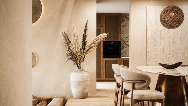 Bohem esintili aksesuarlara sahip nötr tonlu oda