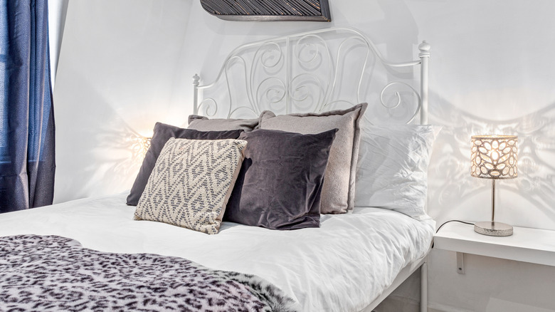 Yatak ayakucunda leopar desenli örtü