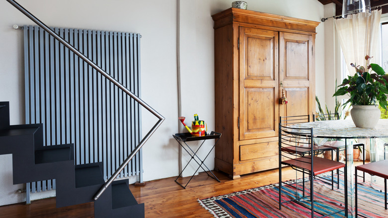 Modern merdivenler, yemek masası ve vintage gardıroplu sandalyeler