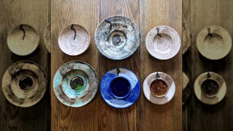 Vintagedan moderne çeşitli McCarty çömlek parçaları