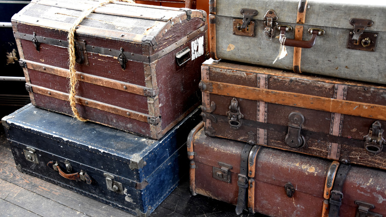 Bir yığın vapur sandığı