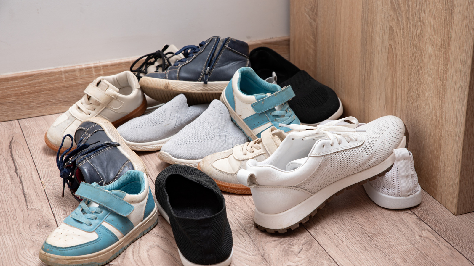 Eski Bir Vintage İkinci El Mağazasını Dekor Olarak İkiye Katlayan Akıllı Ayakkabı Deposuna Dönüştürün