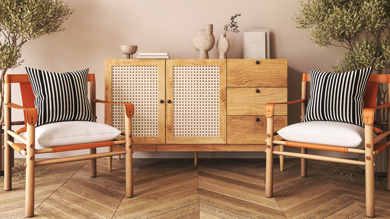 Her iki yanında uzun sandalyeler bulunan beyaz dolap.