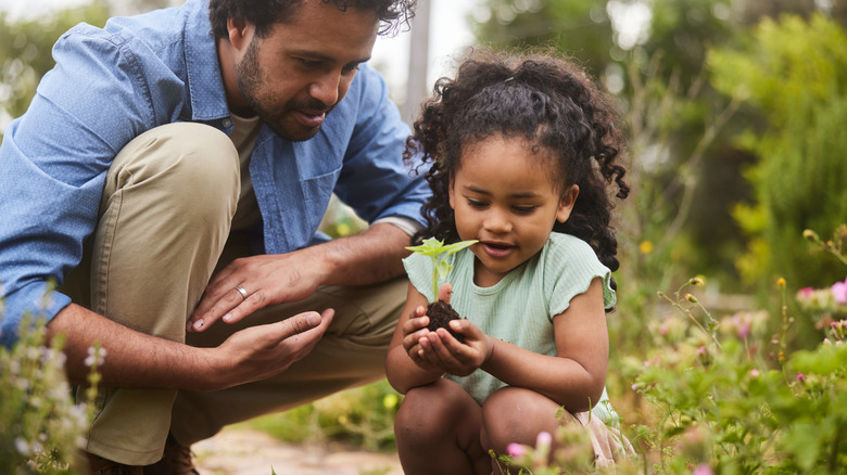Baba ve kızı bahçede