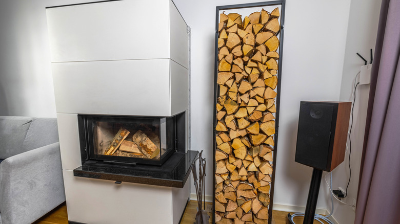 İç mekanlarda kullanılan metal kütük tutucu.