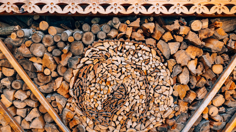 Oymalı ahşap lentolu rustik ahşap kulübe