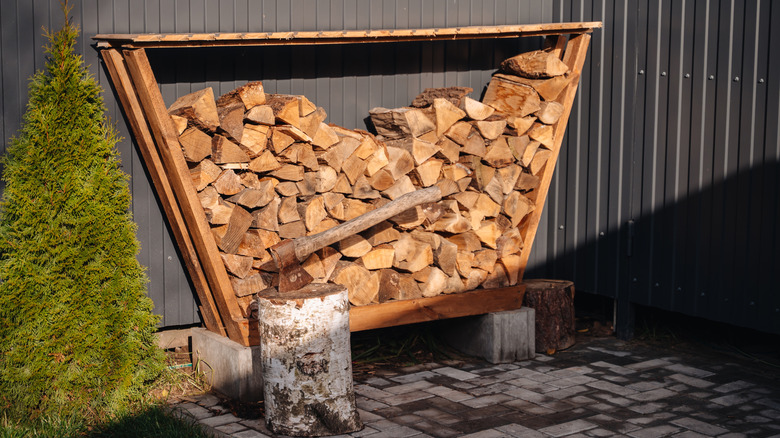 Ahşap ve cüruf bloklarından yapılmış ahşap depolama rafı.