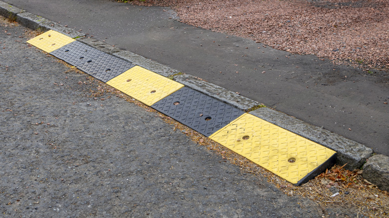 Konut girişinin dışındaki lastik kaldırım rampası