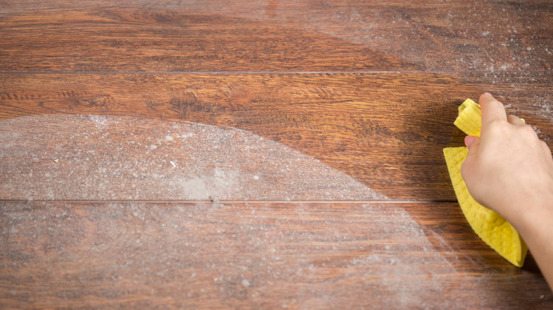 Kirli zemini bezle elle temizleme