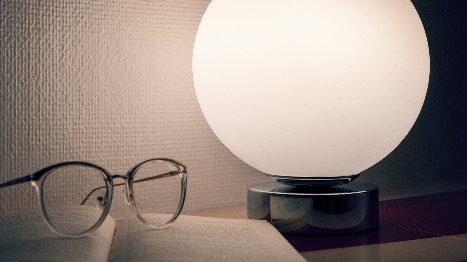 Modaya Uygun Bir IKEA Lambasını Fütüristik Minimalist Bir Komidin'e Dönüştürün