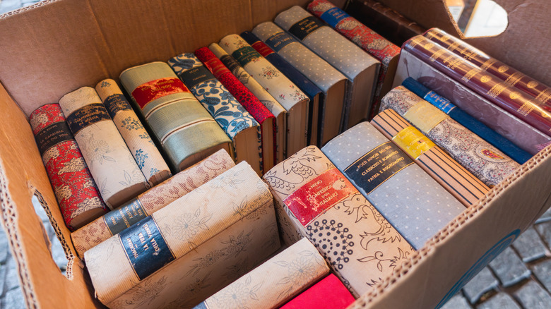 Karton kutuda eski kullanılmış İtalyan kitapları.