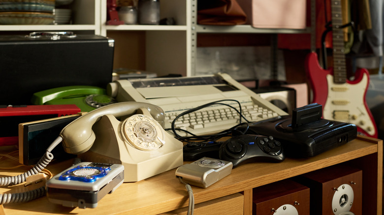 İkinci el mağazasında çeşitli vintage elektronik eşyalar.