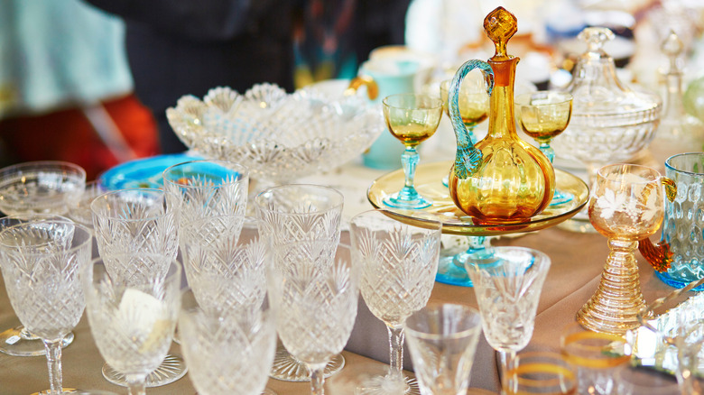 İkinci el mağazasında çeşitli vintage cam eşyalar.