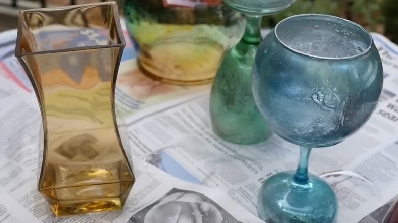 Gazete üzerinde cam flüt üzerinde cıva camı görünümlü balık kasesi