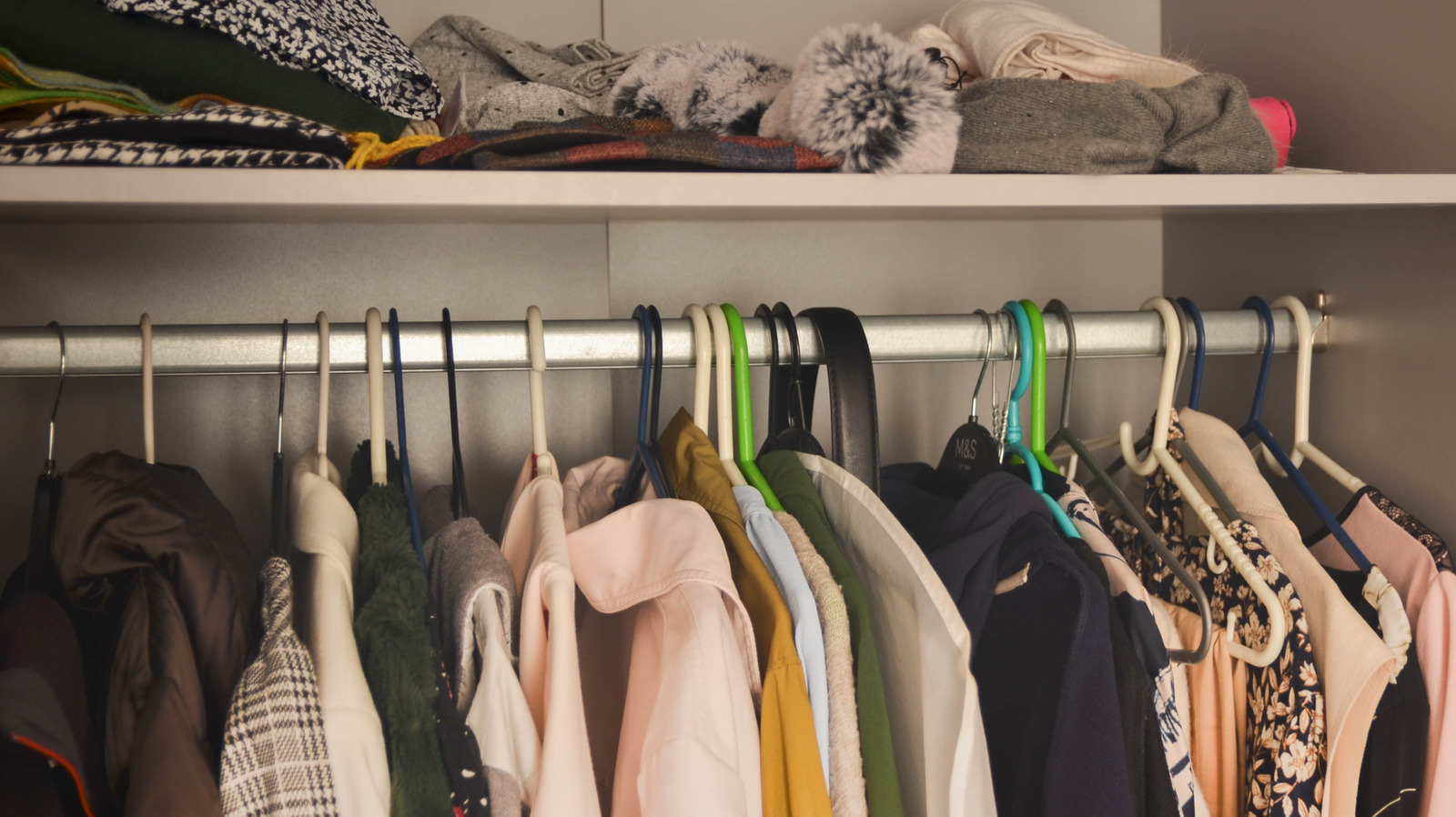 Salon Dolabına Saklamayı Durdurmanız Gereken Eşyalar