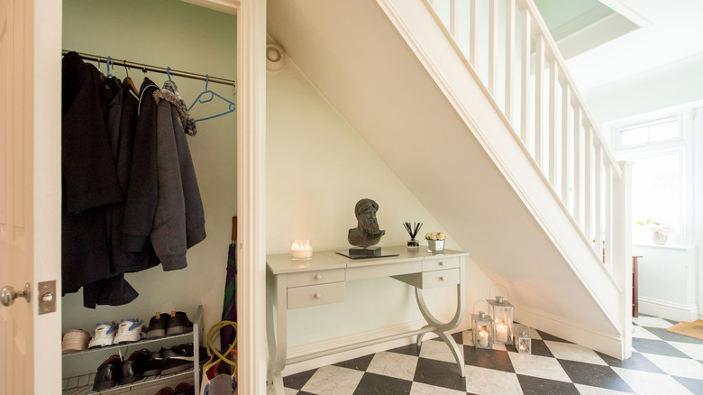 Yanan mumlar ve difüzör kamışlarıyla ev girişi