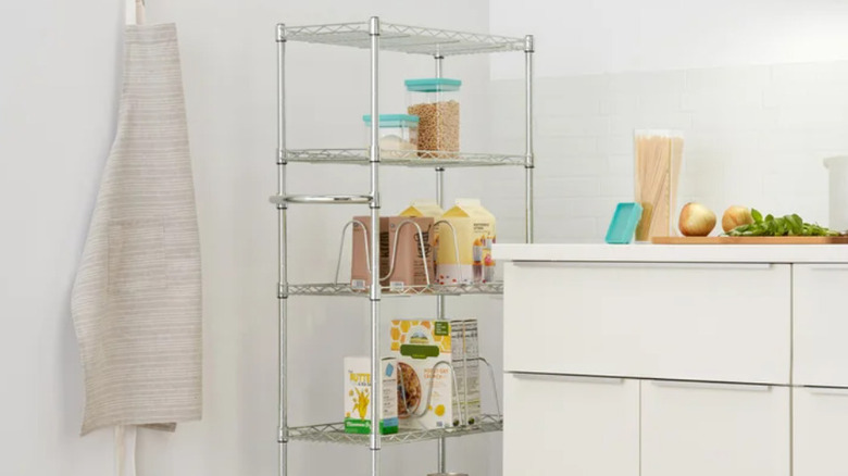 Tel raf mutfağın köşesine sıkışmıştı.