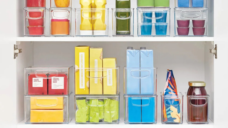 Costco'nun kilerdeki saklama kutuları.