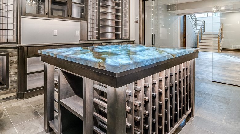 Arkadan aydınlatmalı oniks yüzeye sahip bir şarap barı tezgahı