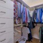 Küçük Bir Gömme Dolabı Daha Büyük Göstermeye Yardımcı Olacak Basit Mobilya Hilesi