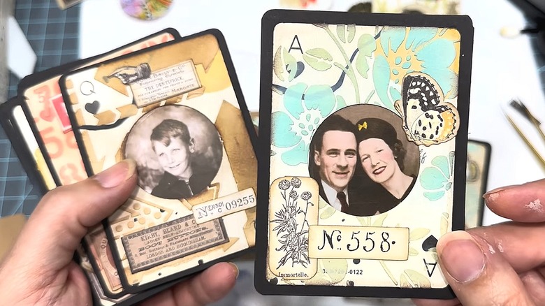 Süslü kartları gösteren kişi, eski fotoğraflar için fotoğraf çerçevelerine dönüştürüldü