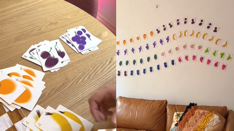 Kartları yığınlar halinde ayıran kişi ve kartların dalga benzeri bir desenle sergilendiği duvar resmi