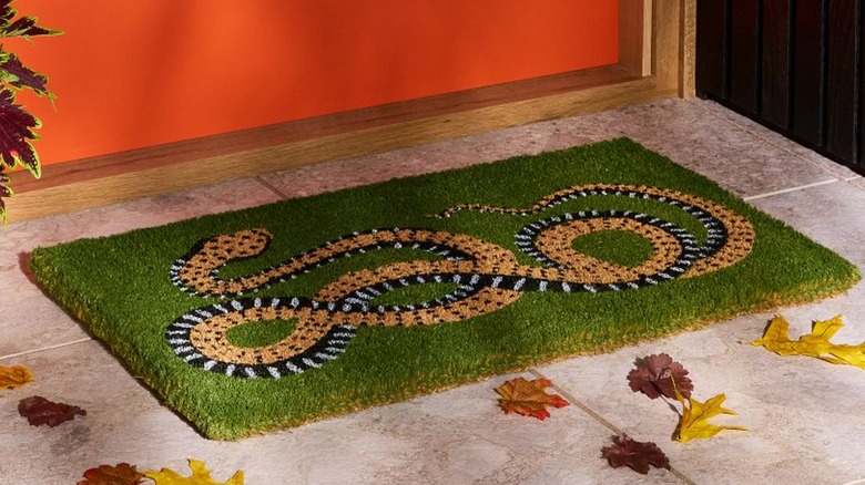 Benekli yılan desenli parlak yeşil paspas